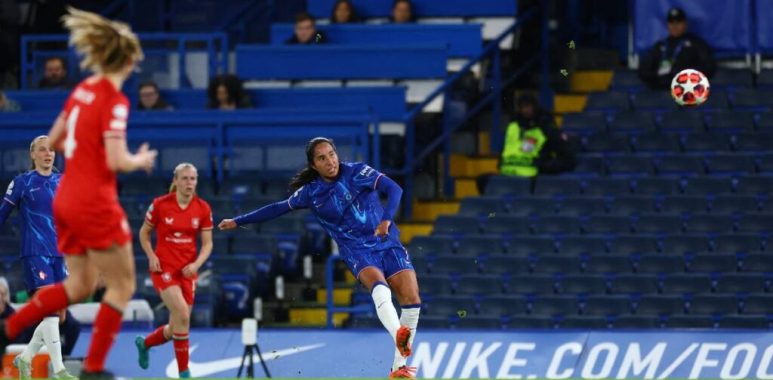 Mayra Ramírez con su remate de larga distancia se reportó con gol en la Champions League Femenina.