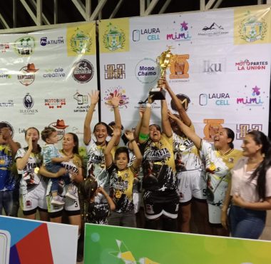 Nueva Guardia FC levantó el trofeo que las acredita como campeonas de la Liga BetPlay d fútbol de salón femenino.