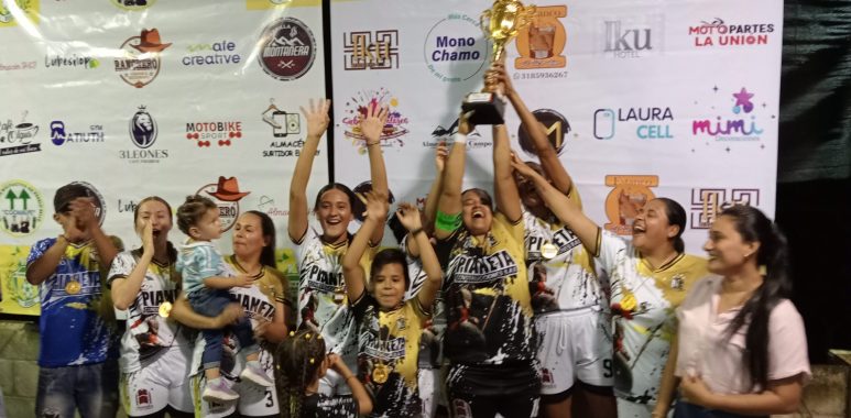 Nueva Guardia FC levantó el trofeo que las acredita como campeonas de la Liga BetPlay d fútbol de salón femenino.