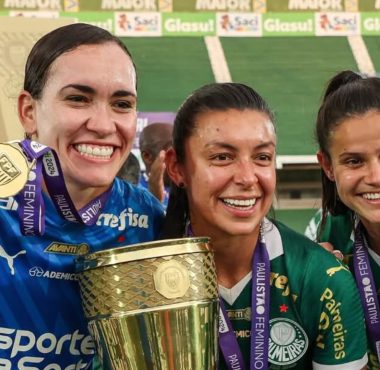Kathe Tapia y Yoreli Rincón celebrando su consagración en la Copa Paulista tras vences a Corinthians.