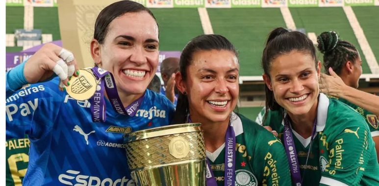 Kathe Tapia y Yoreli Rincón celebrando su consagración en la Copa Paulista tras vences a Corinthians.