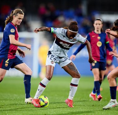 Ivonne Chacón demostró su potencia física ante las defensoras del FC Barcelona.