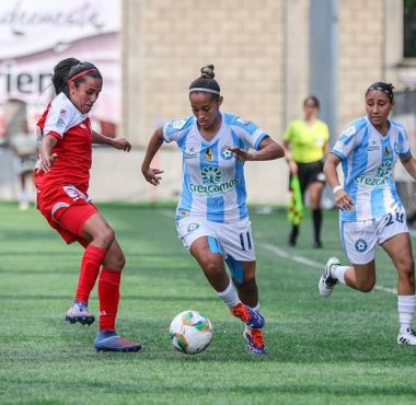 La mediocampista cesarense María Toledo recibió su primera tarjeta amarilla en el juego contra Santa Fe.