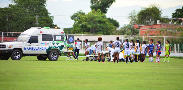 En varias ocasiones fue necesario el ingreso de las ambulancias para atender a las jugadoras afectadas.
