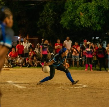 Las mujeres vuelven a las canchas para participar en un nuevo evento de kickingball.
