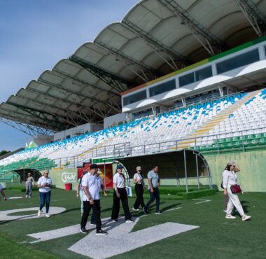 El estadio de fútbol Armando Maestre Pavajeau fue uno de los escenarios inspeccionados en el marco de la visita de los delegados de AmPC.