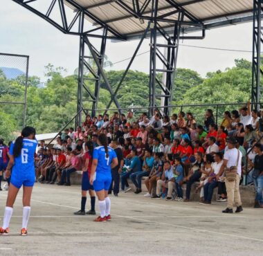 Las mujeres de la comunidad indígena kankuama siguen demostrando sus talentos en el microfútbol.