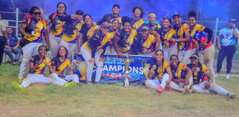 La novena Black Lion exhibió su trofeo de campeonas tras un partido de 14 inning.