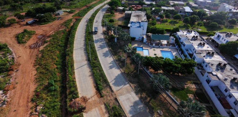 Esta obra de 3,6 kilómetros que mejorará la movilidad y facilitará los desplazamientos diarios, contará con tres glorietas y 26 rejillas para atender los problemas con las aguas lluvias que llegan al sector.